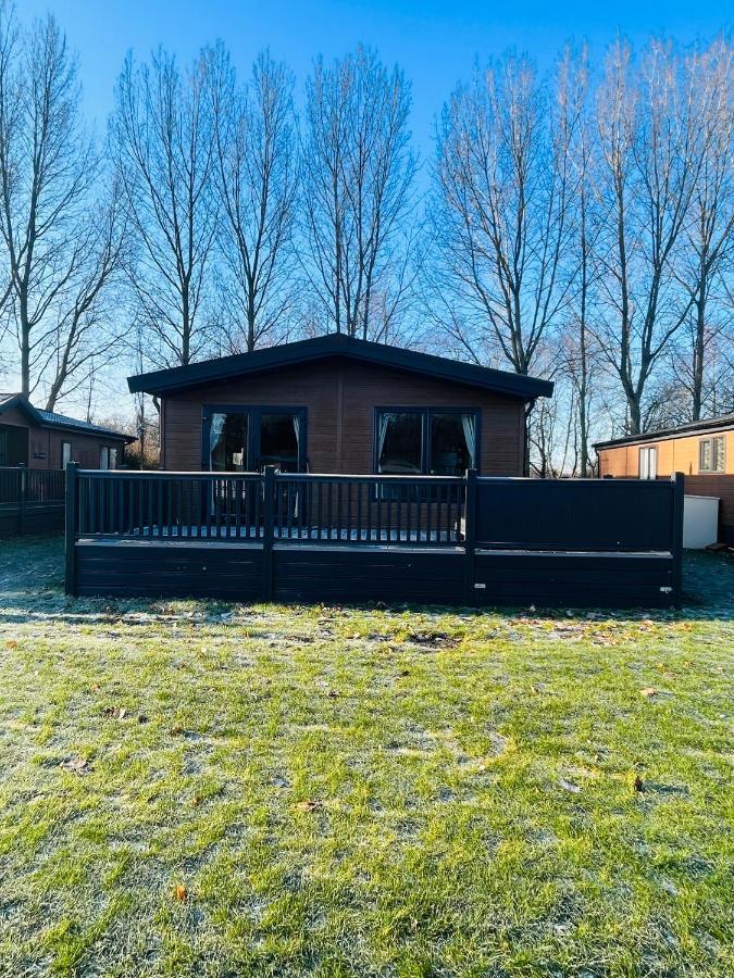 Loki'S Retreat Lodge With Hot Tub York Exterior photo