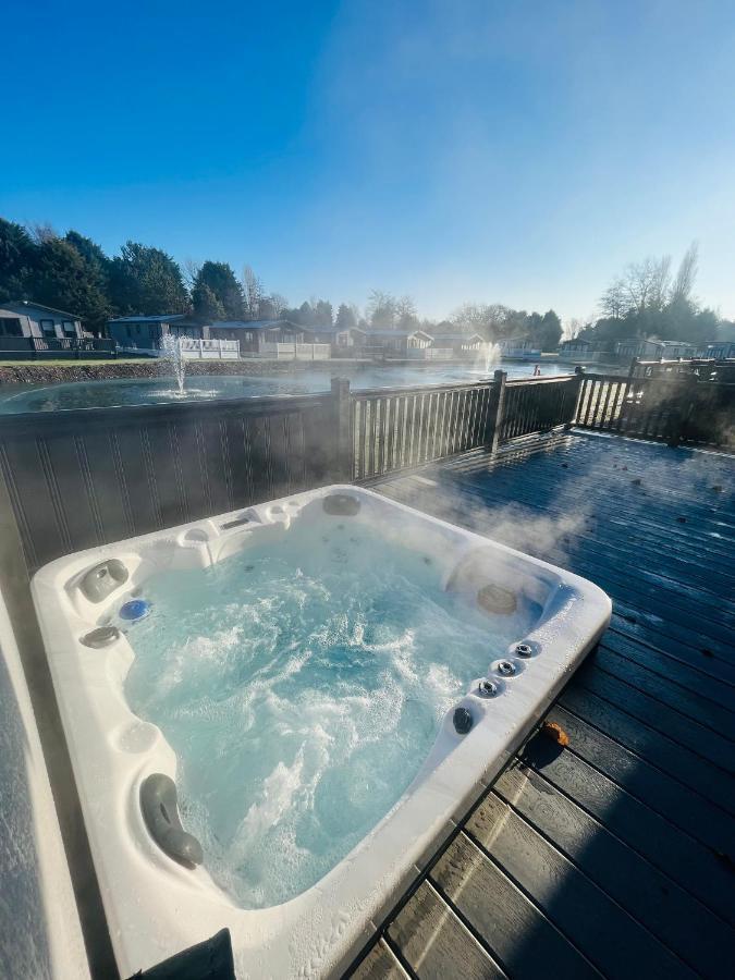 Loki'S Retreat Lodge With Hot Tub York Exterior photo
